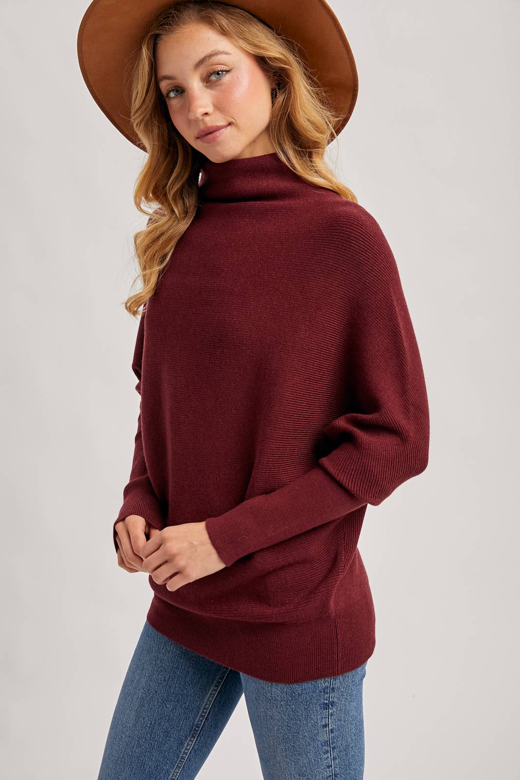 SLOUCH NECK DOLMAN SLEEVED PULLOVER: MAROON