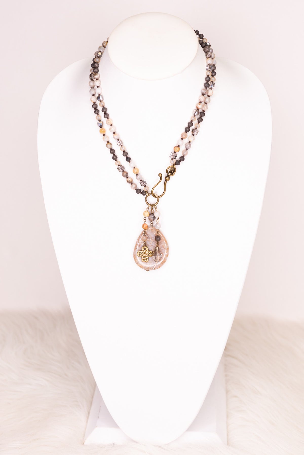 Snow pendant necklace *