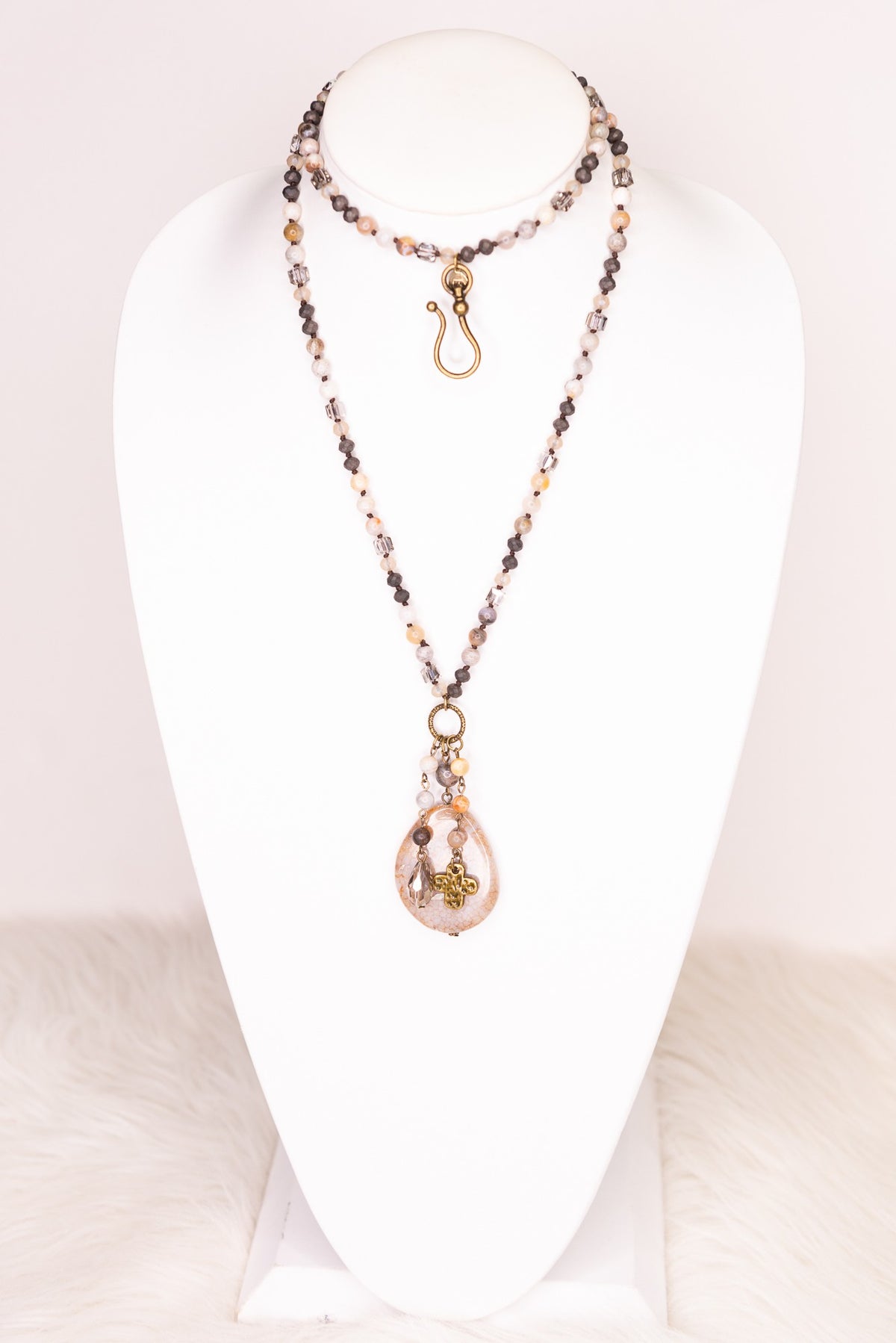 Snow pendant necklace *
