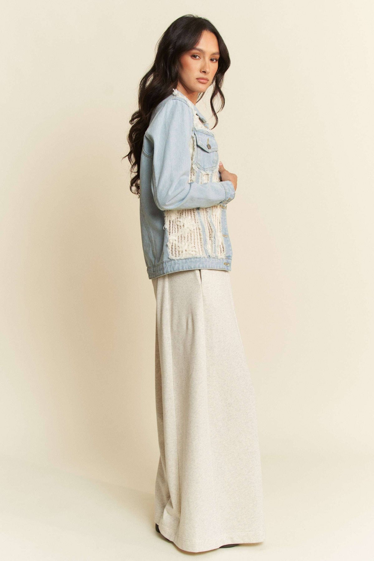 FRAYED LACE PANEL DENIM JACKET: Light Denim
