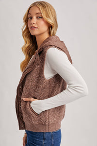 BUTTON DOWN SHERPA FLEECE QUILTED HOOD VEST: MOCHA