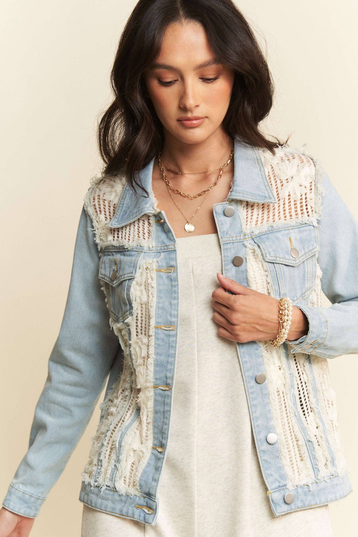 FRAYED LACE PANEL DENIM JACKET: Light Denim