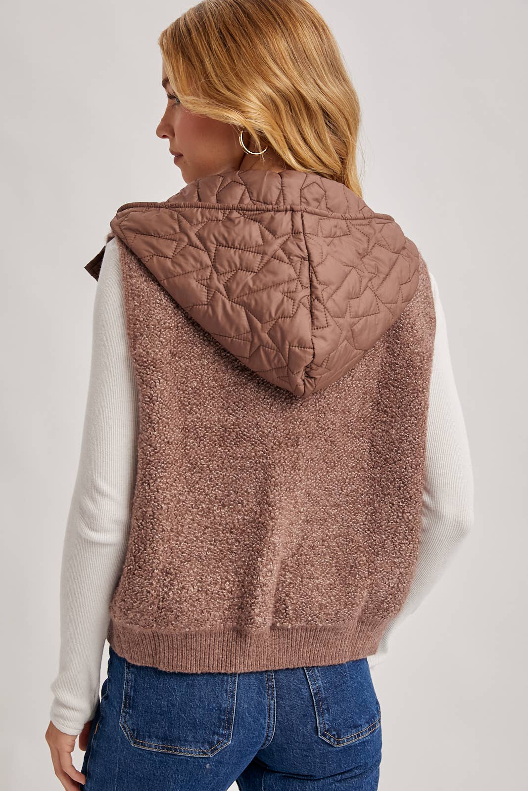 BUTTON DOWN SHERPA FLEECE QUILTED HOOD VEST: MOCHA