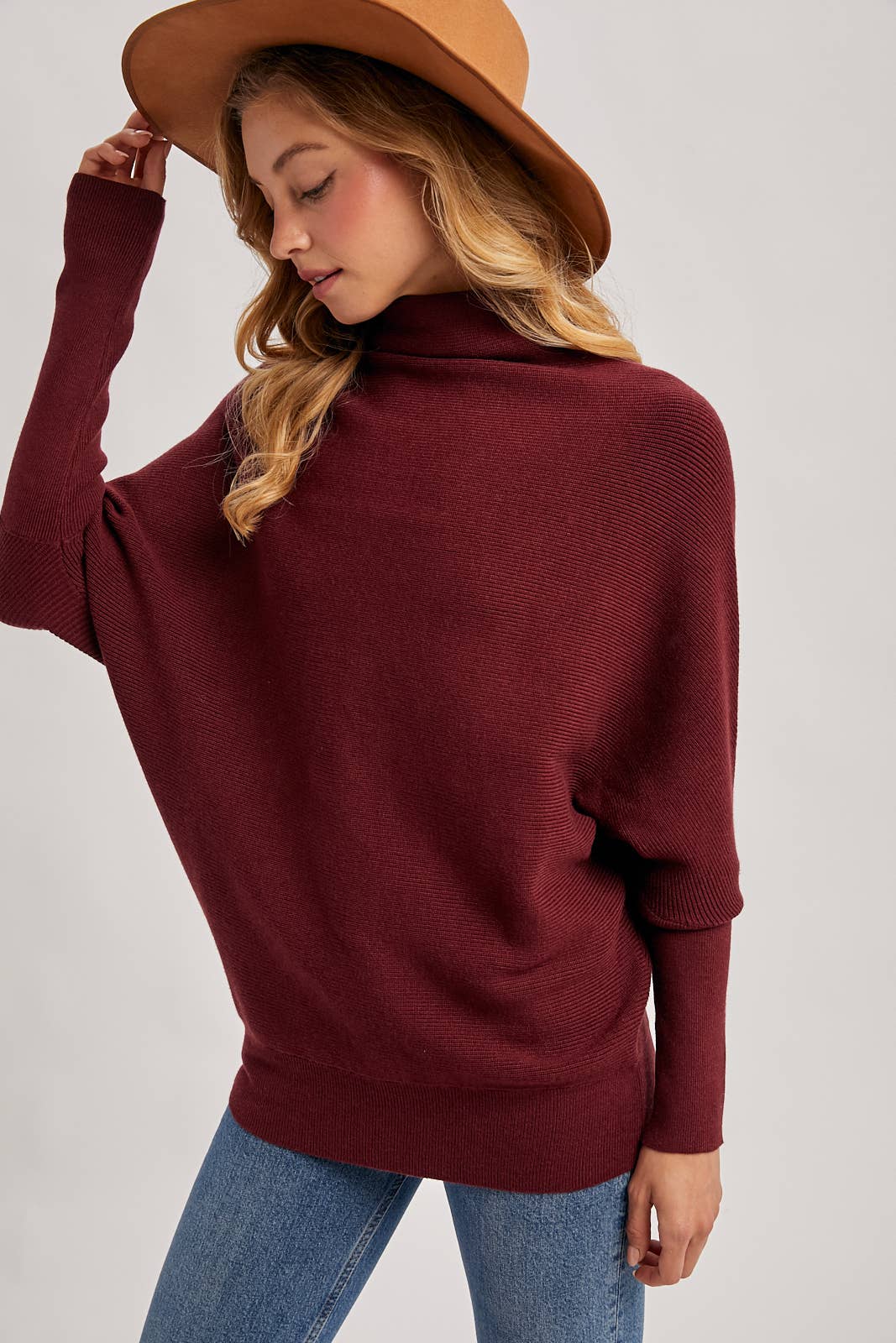 SLOUCH NECK DOLMAN SLEEVED PULLOVER: MAROON