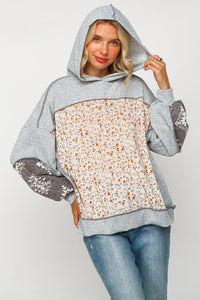 TWO TONE HACCI FLORAL KNIT TOP WITH HOODIE: GREY/OATMEAL