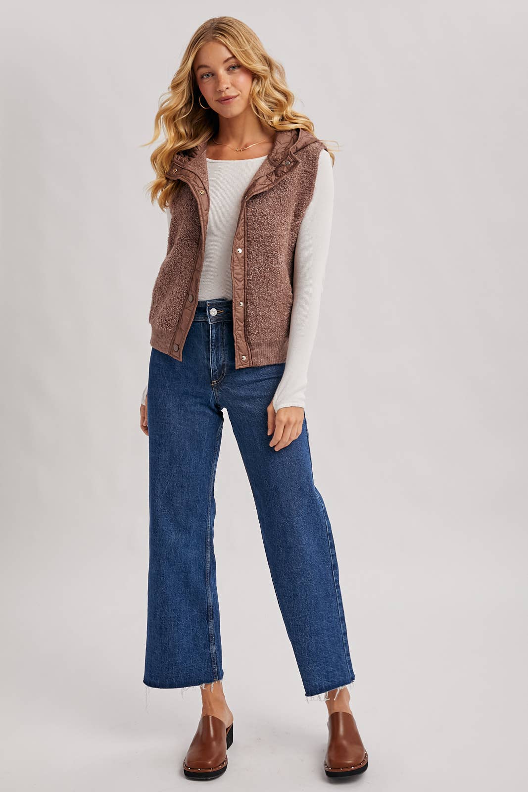 BUTTON DOWN SHERPA FLEECE QUILTED HOOD VEST: MOCHA
