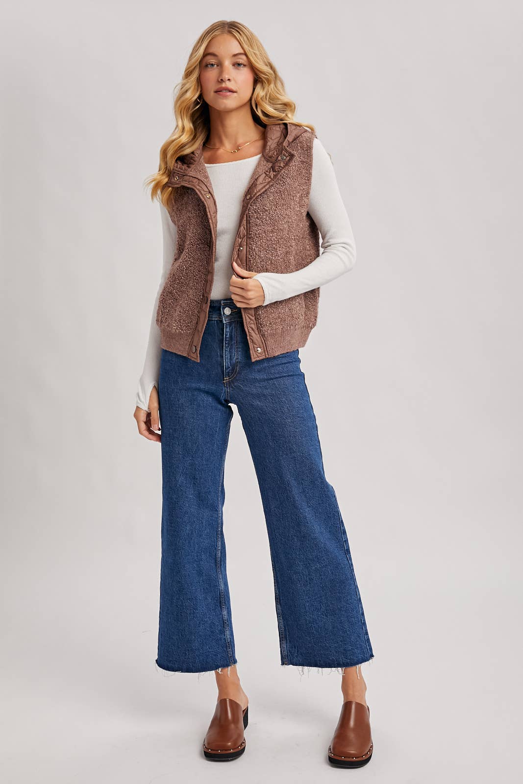 BUTTON DOWN SHERPA FLEECE QUILTED HOOD VEST: MOCHA