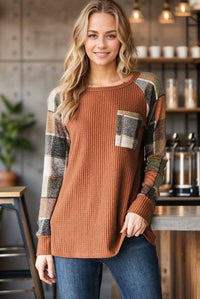 SOLID WAFFLE AND PLAID TOP WITH POCKET: RUST