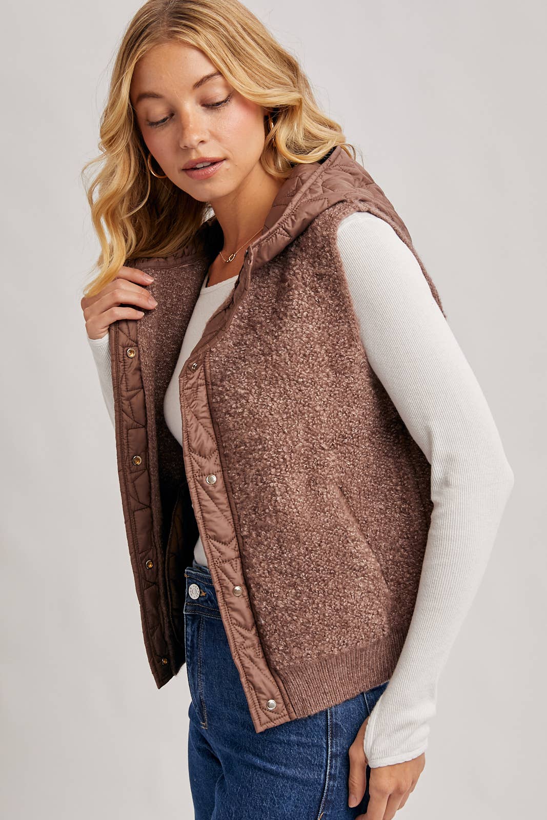 BUTTON DOWN SHERPA FLEECE QUILTED HOOD VEST: MOCHA