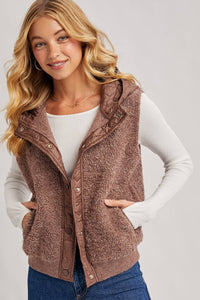 BUTTON DOWN SHERPA FLEECE QUILTED HOOD VEST: MOCHA