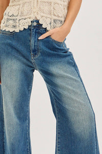 MID-RISE WIDE-LEG FRAYED HEM DENIM JEANS: DENIM BLUE