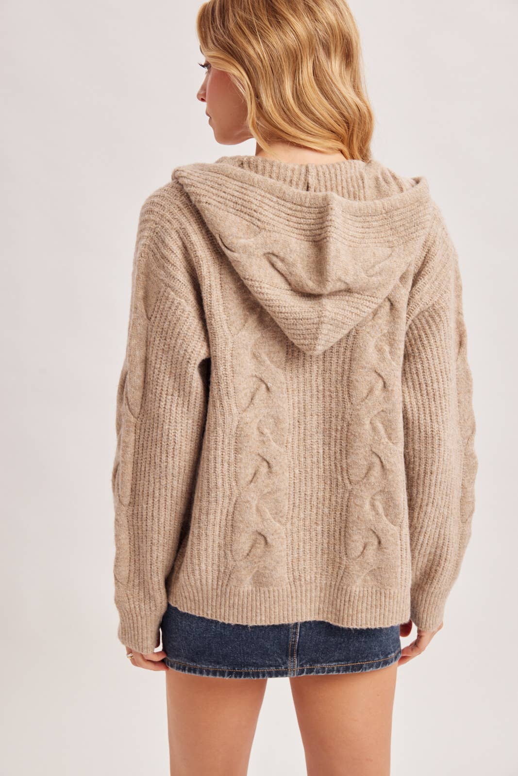 ZIP-UP CABLE KNIT SWEATER CARDIGAN WITH HOOD: LATTE