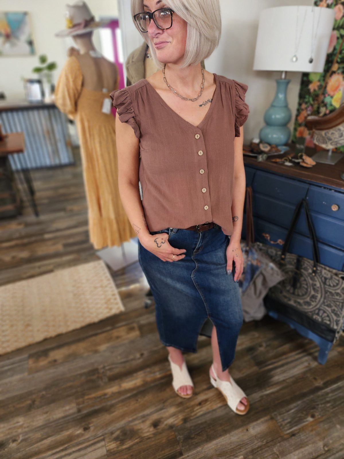 Linen button up v-neck sleeveless blouse in rosewood