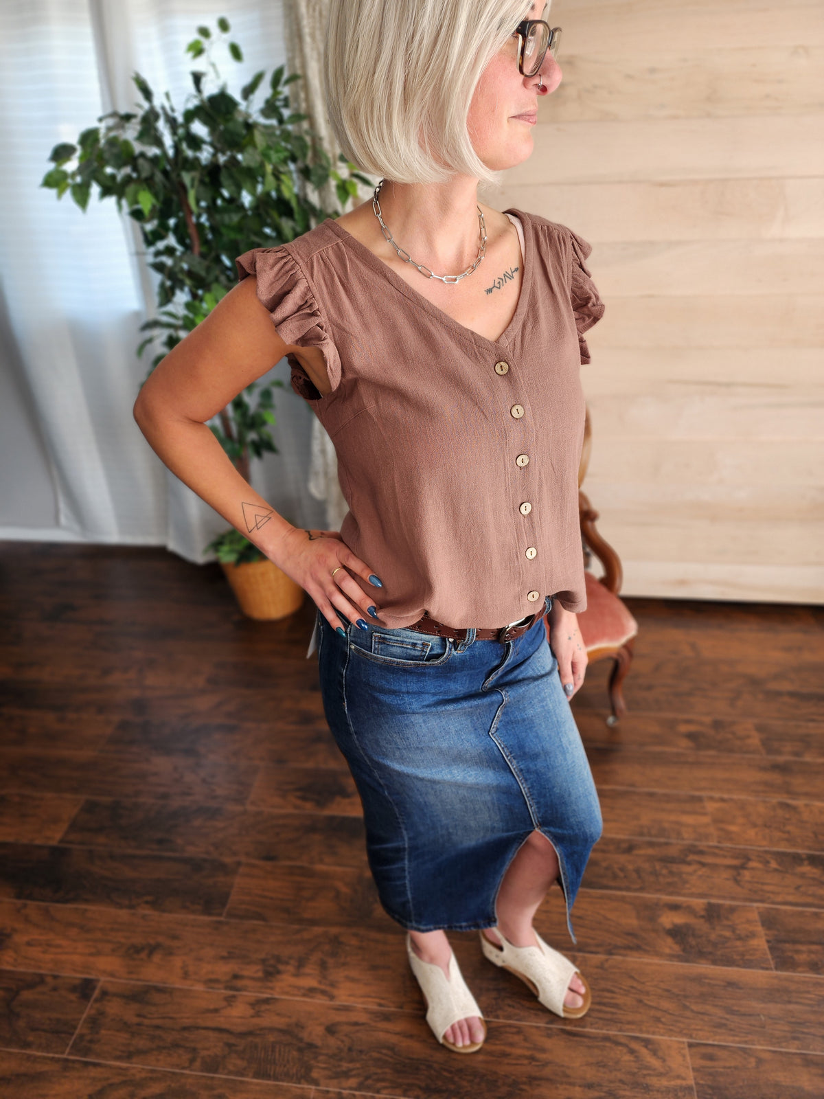 Linen button up v-neck sleeveless blouse in rosewood