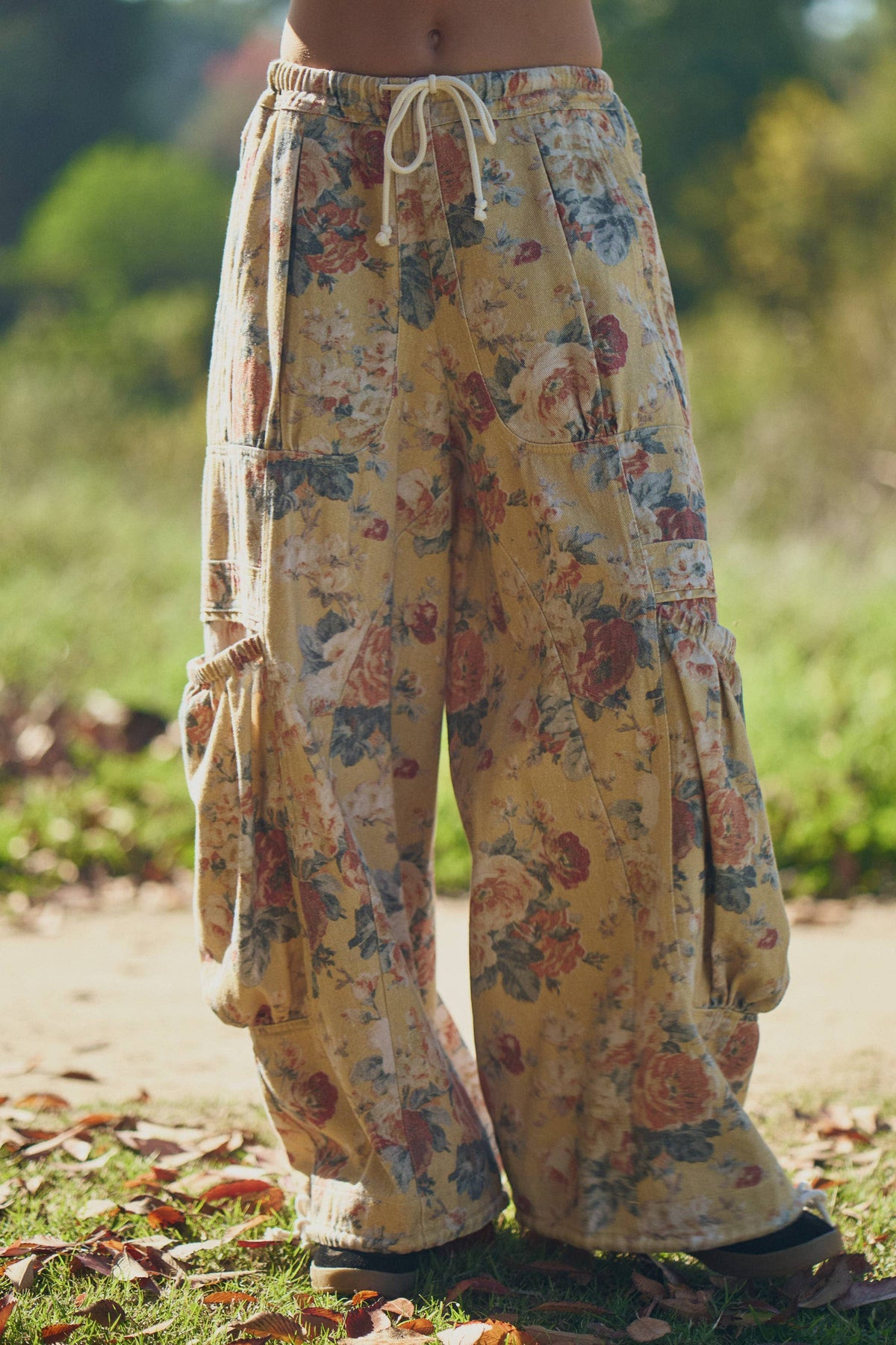 FLOWER PRINTED DENIM WAIST DROPPED POCKETS PANT: Yellow