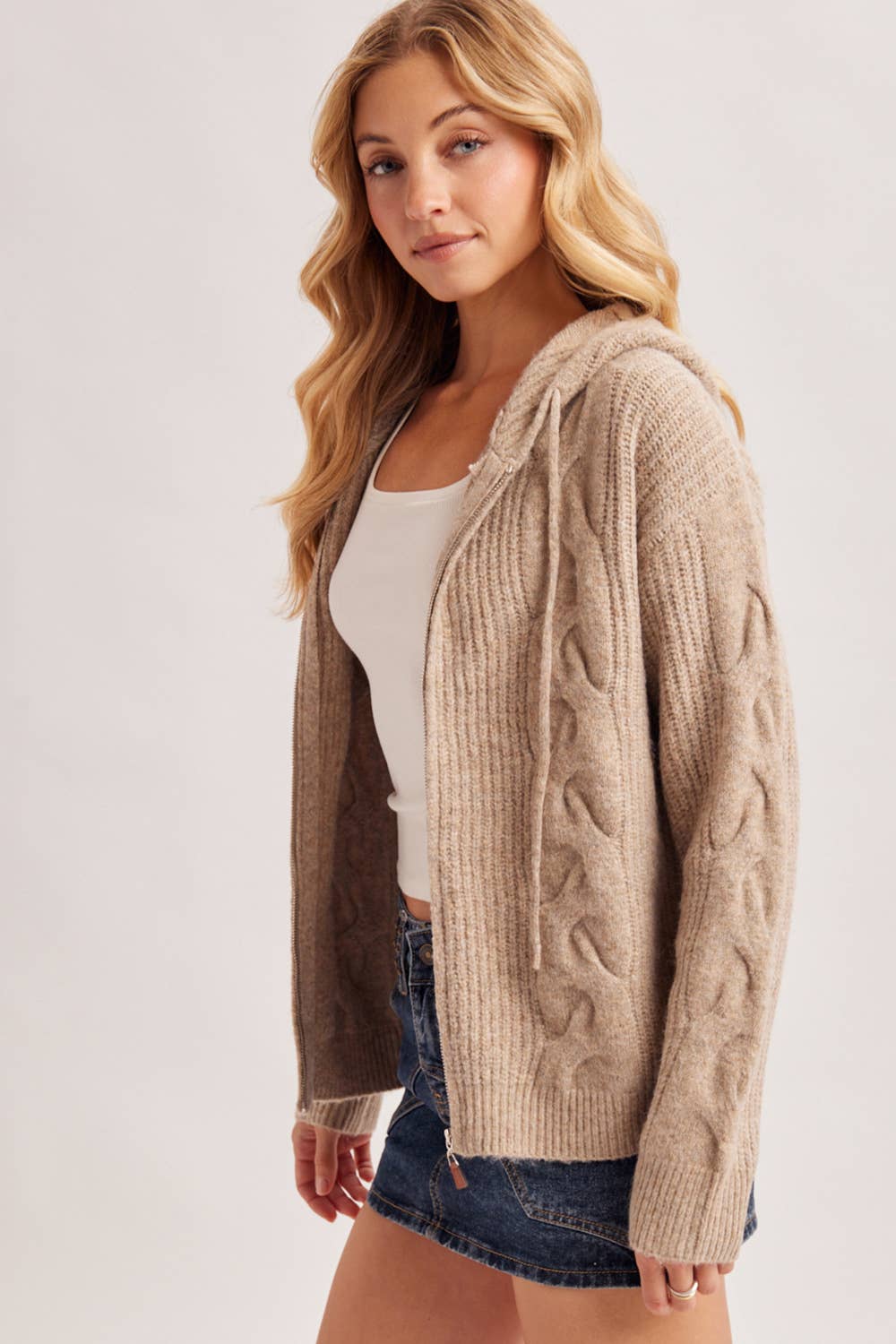 ZIP-UP CABLE KNIT SWEATER CARDIGAN WITH HOOD: LATTE
