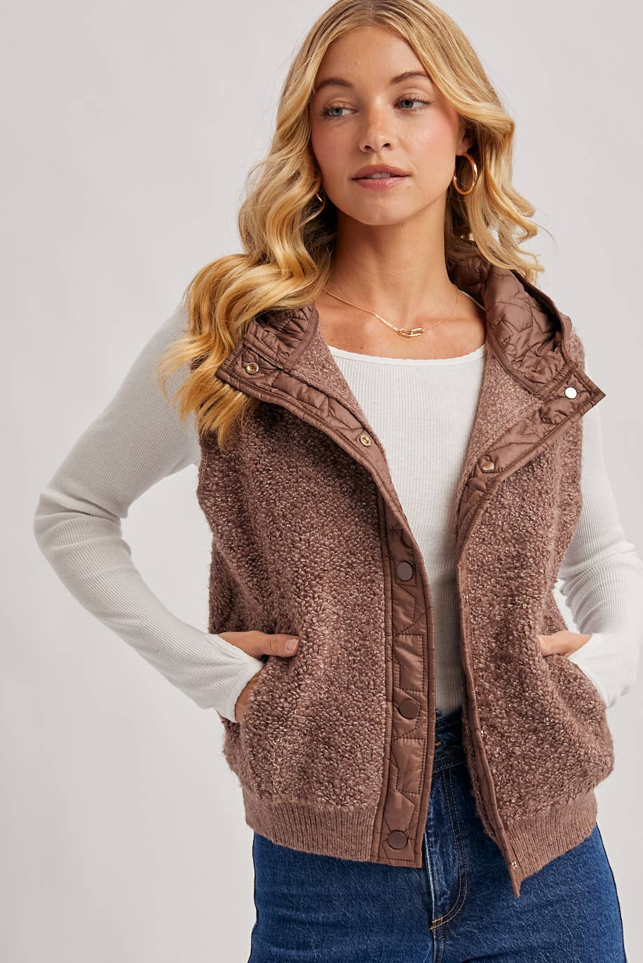 BUTTON DOWN SHERPA FLEECE QUILTED HOOD VEST: MOCHA