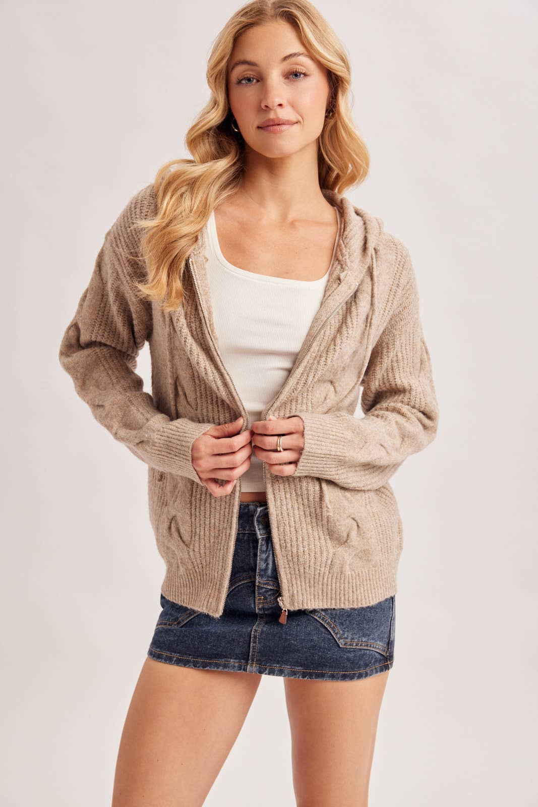 ZIP-UP CABLE KNIT SWEATER CARDIGAN WITH HOOD: LATTE