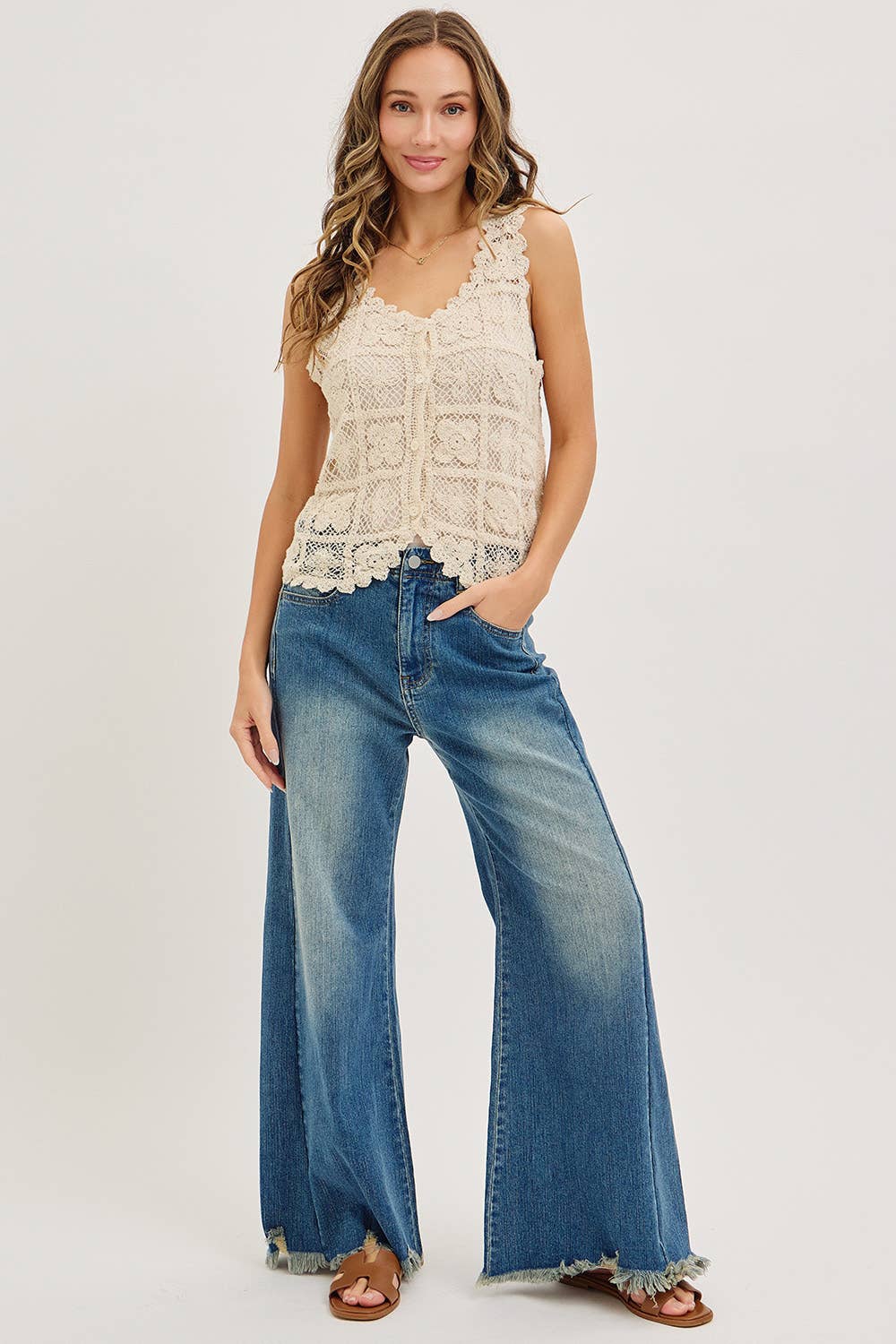 MID-RISE WIDE-LEG FRAYED HEM DENIM JEANS: DENIM BLUE