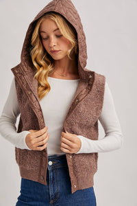 BUTTON DOWN SHERPA FLEECE QUILTED HOOD VEST: MOCHA