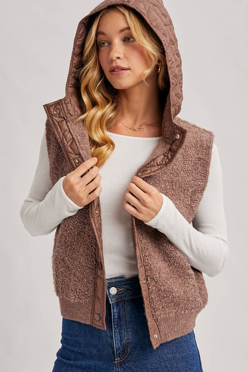 BUTTON DOWN SHERPA FLEECE QUILTED HOOD VEST: MOCHA