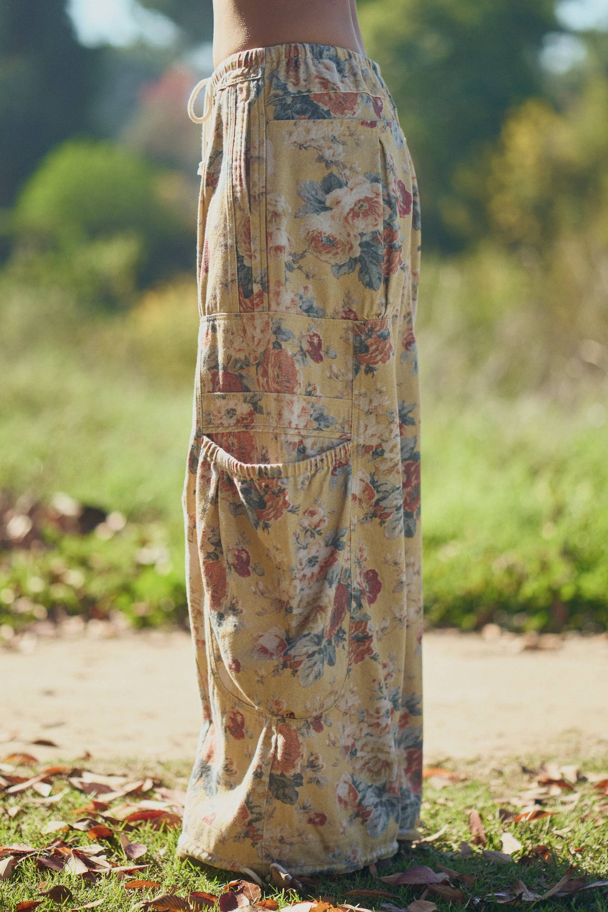 FLOWER PRINTED DENIM WAIST DROPPED POCKETS PANT: Yellow