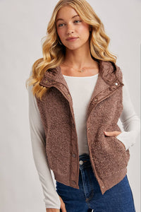 BUTTON DOWN SHERPA FLEECE QUILTED HOOD VEST: MOCHA