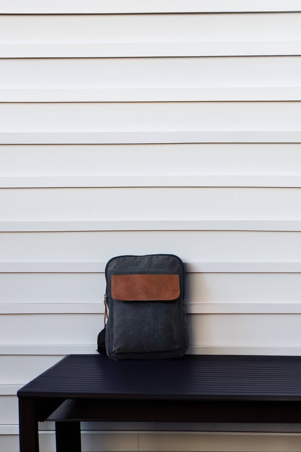 EXPLORER CROSSBODY PURSE