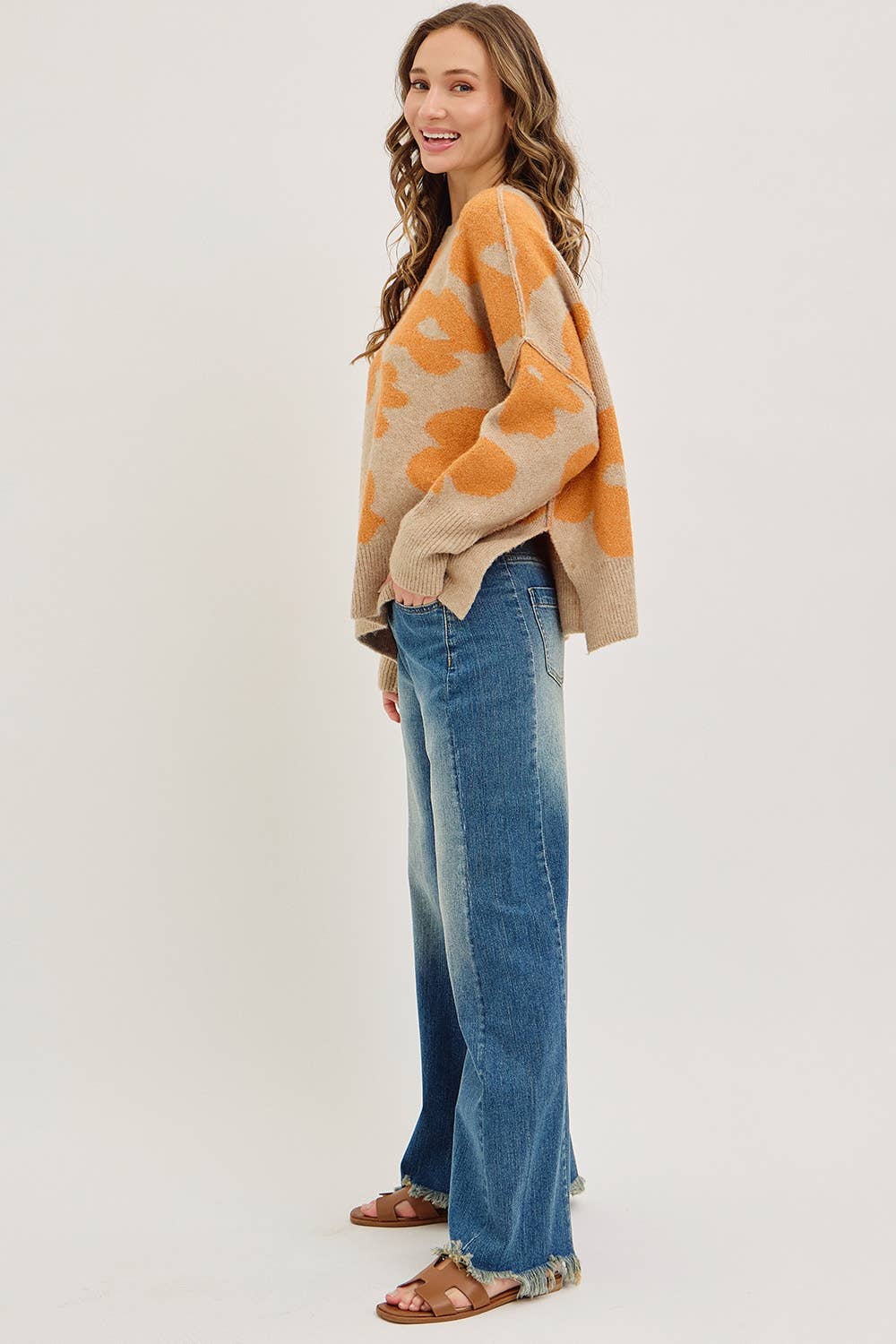 MID-RISE WIDE-LEG FRAYED HEM DENIM JEANS: DENIM BLUE