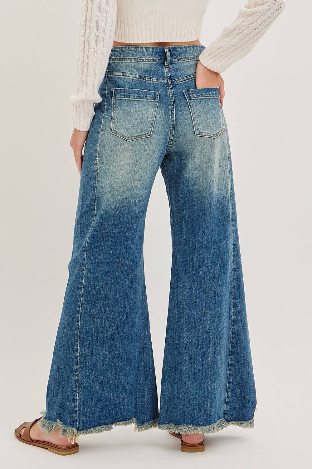 MID-RISE WIDE-LEG FRAYED HEM DENIM JEANS: DENIM BLUE