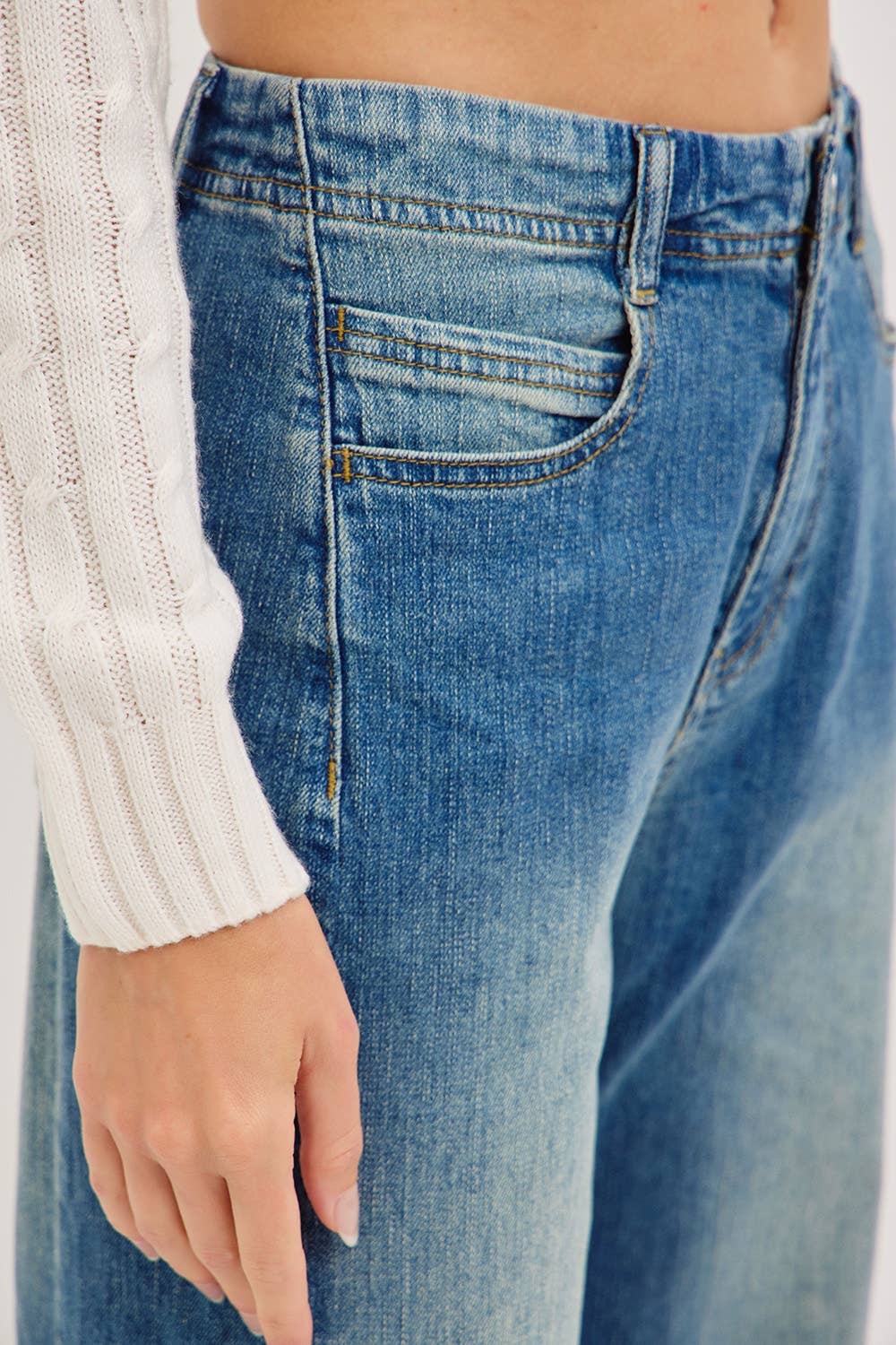 MID-RISE WIDE-LEG FRAYED HEM DENIM JEANS: DENIM BLUE