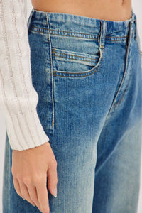 MID-RISE WIDE-LEG FRAYED HEM DENIM JEANS: DENIM BLUE