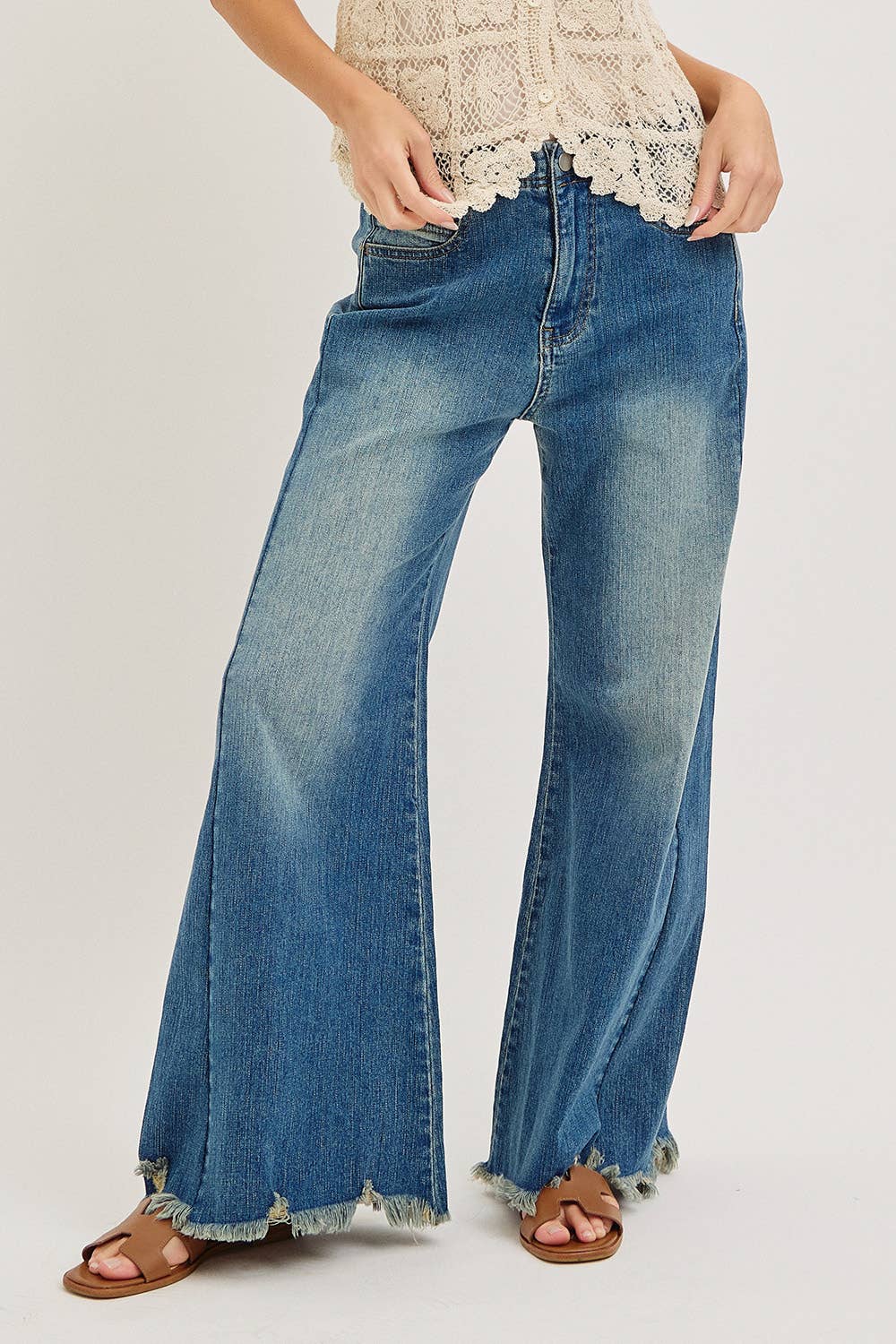 MID-RISE WIDE-LEG FRAYED HEM DENIM JEANS: DENIM BLUE