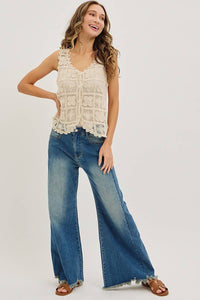MID-RISE WIDE-LEG FRAYED HEM DENIM JEANS: DENIM BLUE