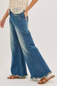 MID-RISE WIDE-LEG FRAYED HEM DENIM JEANS: DENIM BLUE