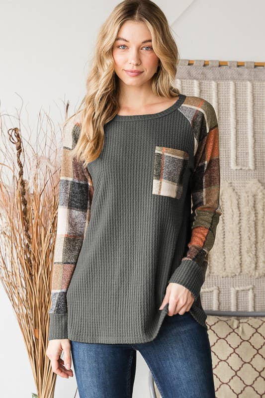 SOLID WAFFLE AND PLAID TOP WITH POCKET: CHARCOAL GREY