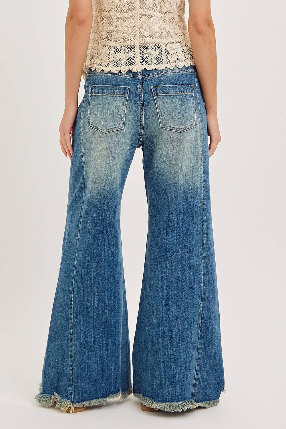 MID-RISE WIDE-LEG FRAYED HEM DENIM JEANS: DENIM BLUE