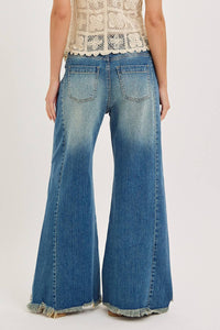 MID-RISE WIDE-LEG FRAYED HEM DENIM JEANS: DENIM BLUE