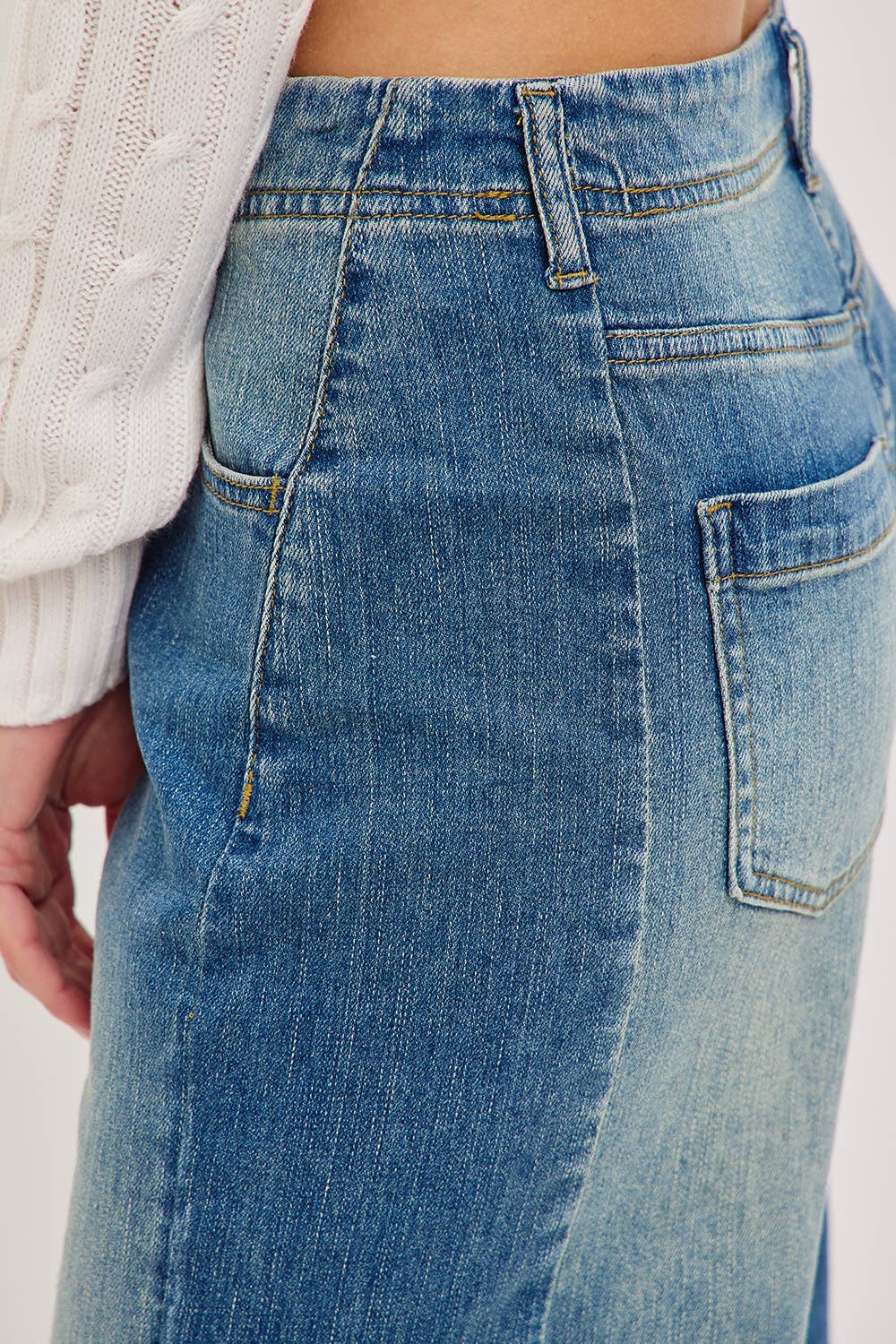 MID-RISE WIDE-LEG FRAYED HEM DENIM JEANS: DENIM BLUE