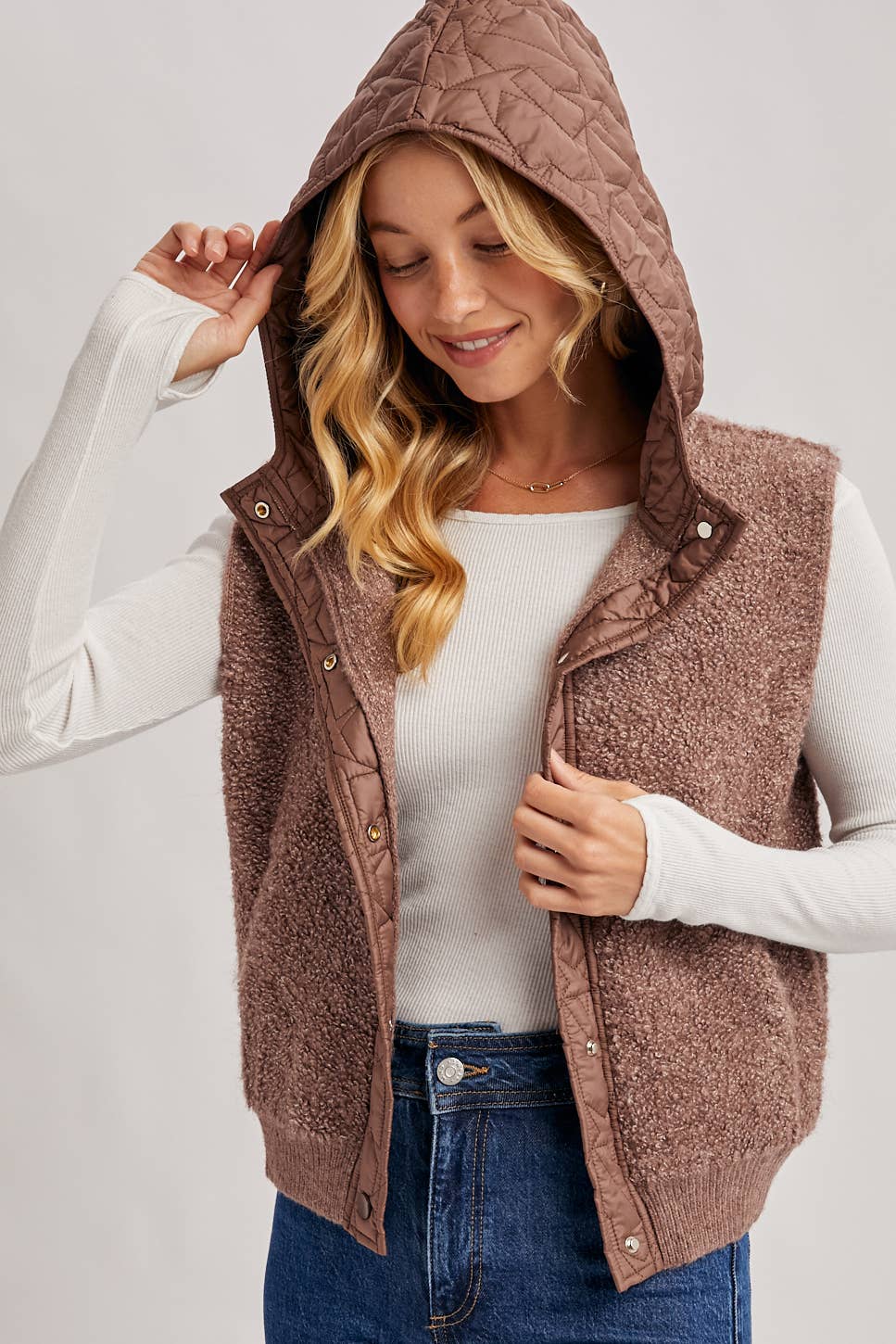 BUTTON DOWN SHERPA FLEECE QUILTED HOOD VEST: MOCHA