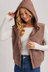 BUTTON DOWN SHERPA FLEECE QUILTED HOOD VEST: MOCHA