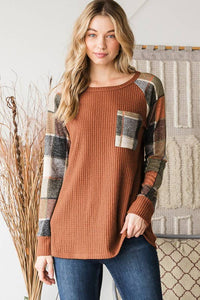 SOLID WAFFLE AND PLAID TOP WITH POCKET: RUST