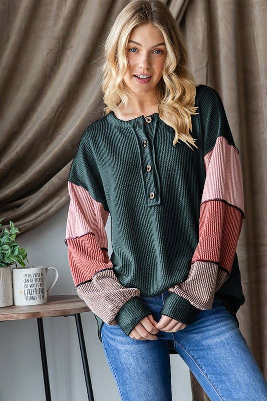 URBAN RIBBED SOLID COLOR BLOCK LONG SLEEVE TOP: HUNTER GREEN